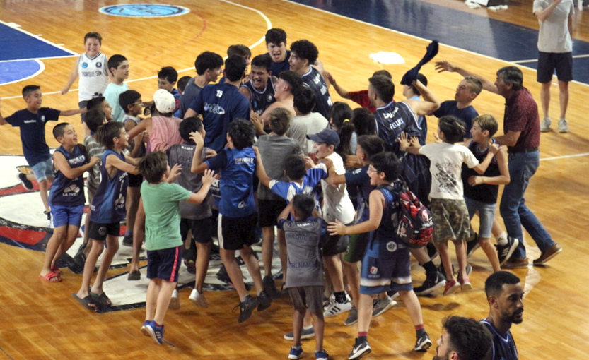 Liga Argentina de Basquetbol | Noticias | Final de película de Parque Sur:  triplazo de Meyer para el extásis